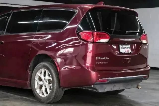 Used 2018 Chrysler Pacifica Touring Plus w/ Tire & Wheel Group FWD image 13