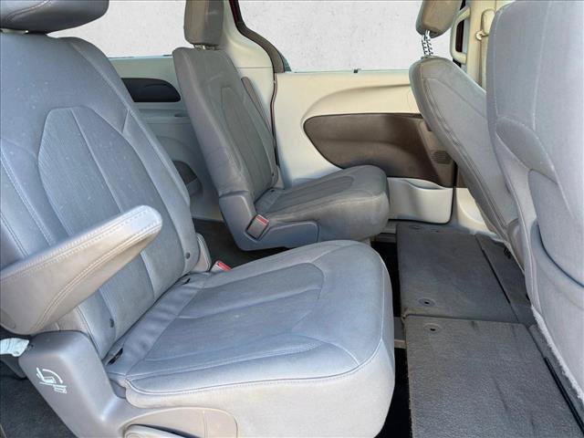 Used 2018 Chrysler Pacifica Touring Plus w/ Tire & Wheel Group FWD image 21