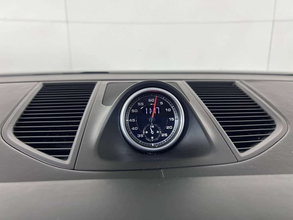Certified 2020 Porsche Macan Turbo AWD/4WD image 33