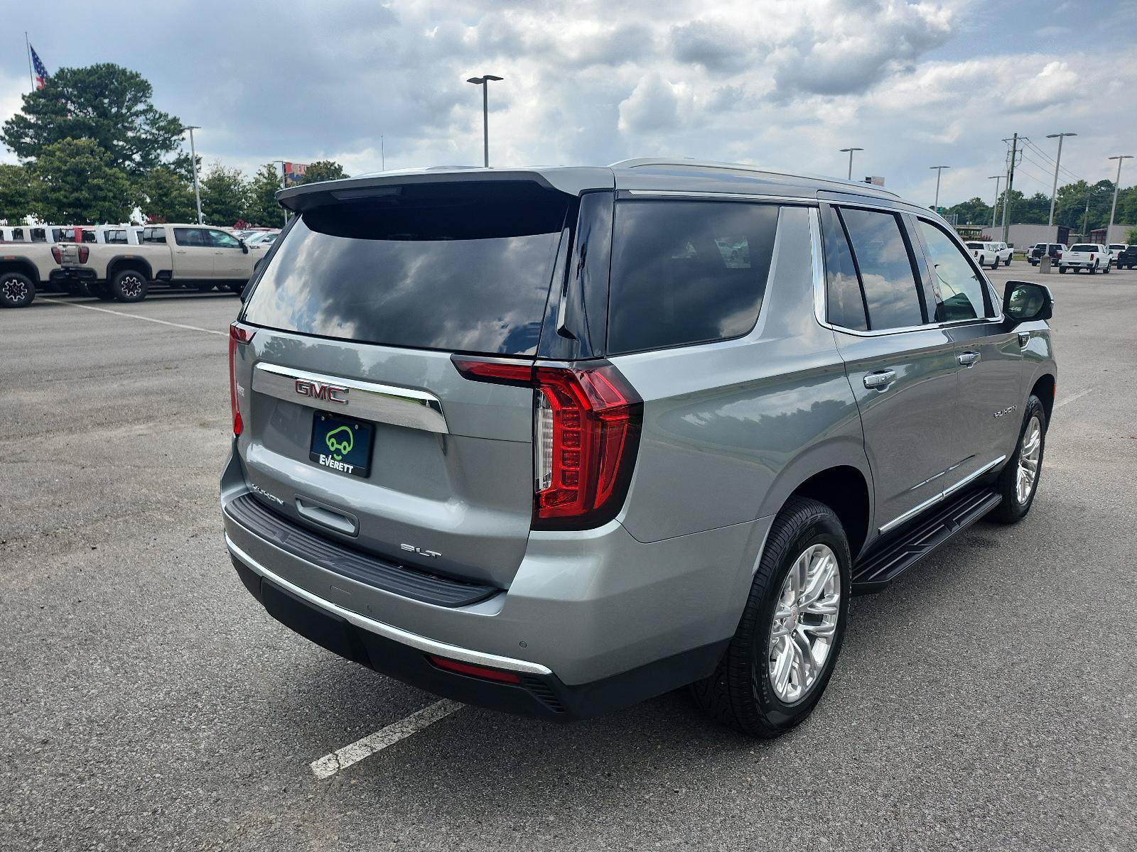 Certified 2024 GMC Yukon SLT w/ SLT Luxury Package AWD/4WD image 3