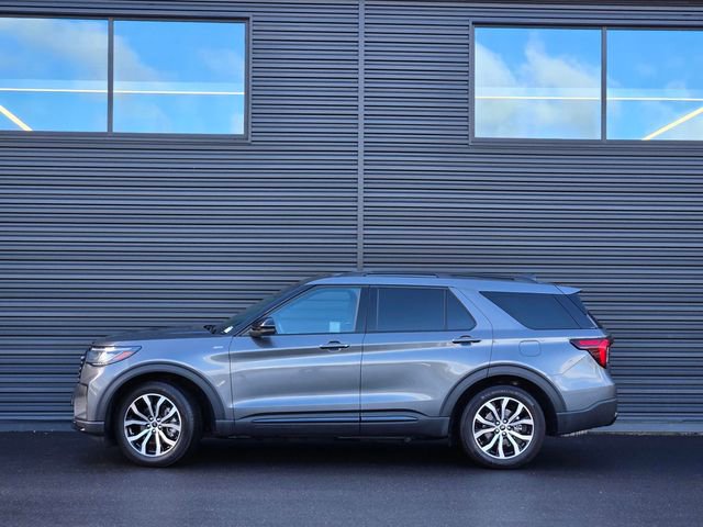 Used 2025 Ford Explorer ST-Line w/ Premium Package image 2