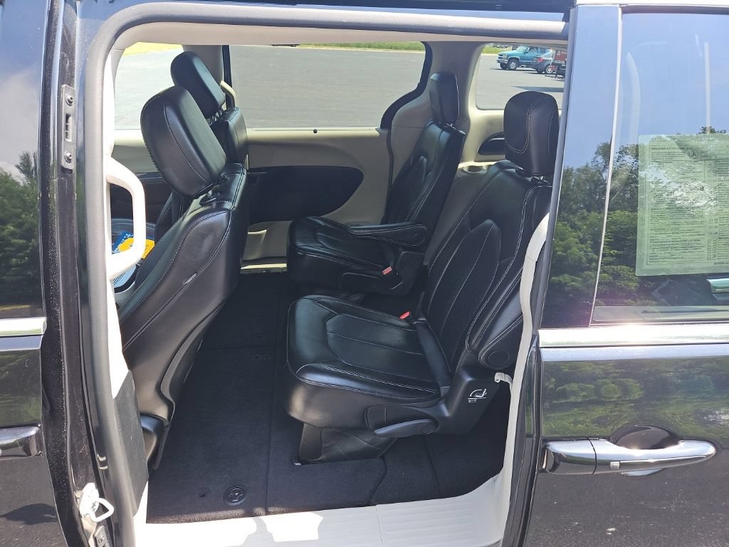 Used 2024 Chrysler Pacifica Touring-L FWD image 22