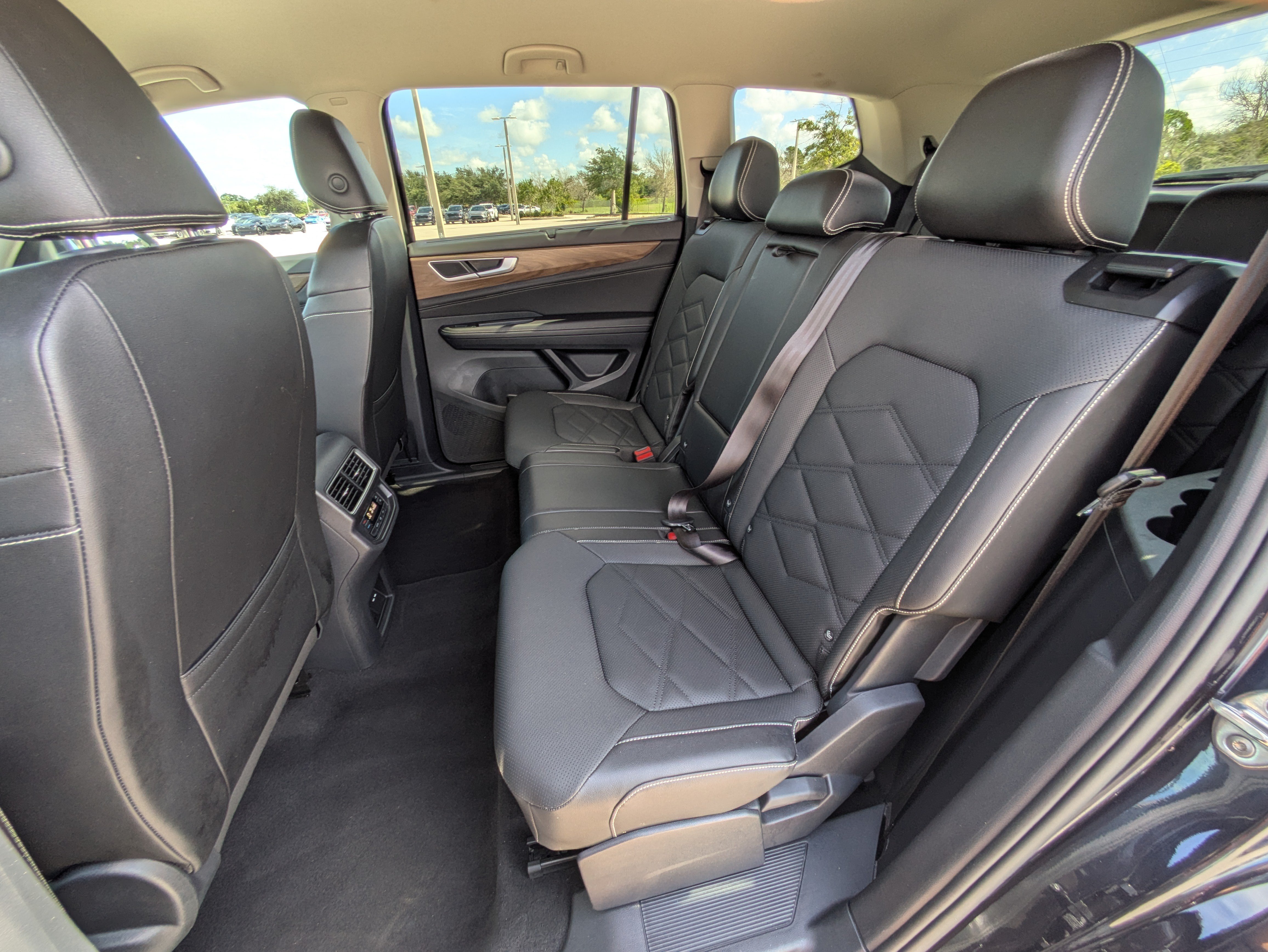 Used 2025 Volkswagen Atlas SE AWD/4WD image 14