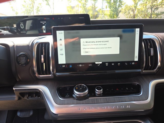 Used 2025 Ford Expedition Platinum w/ Platinum Ultimate Package AWD/4WD image 11
