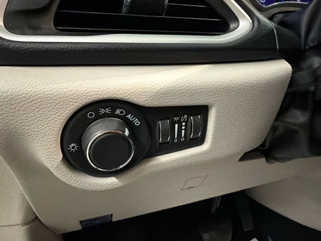 Used 2023 Chrysler Voyager LX FWD image 20