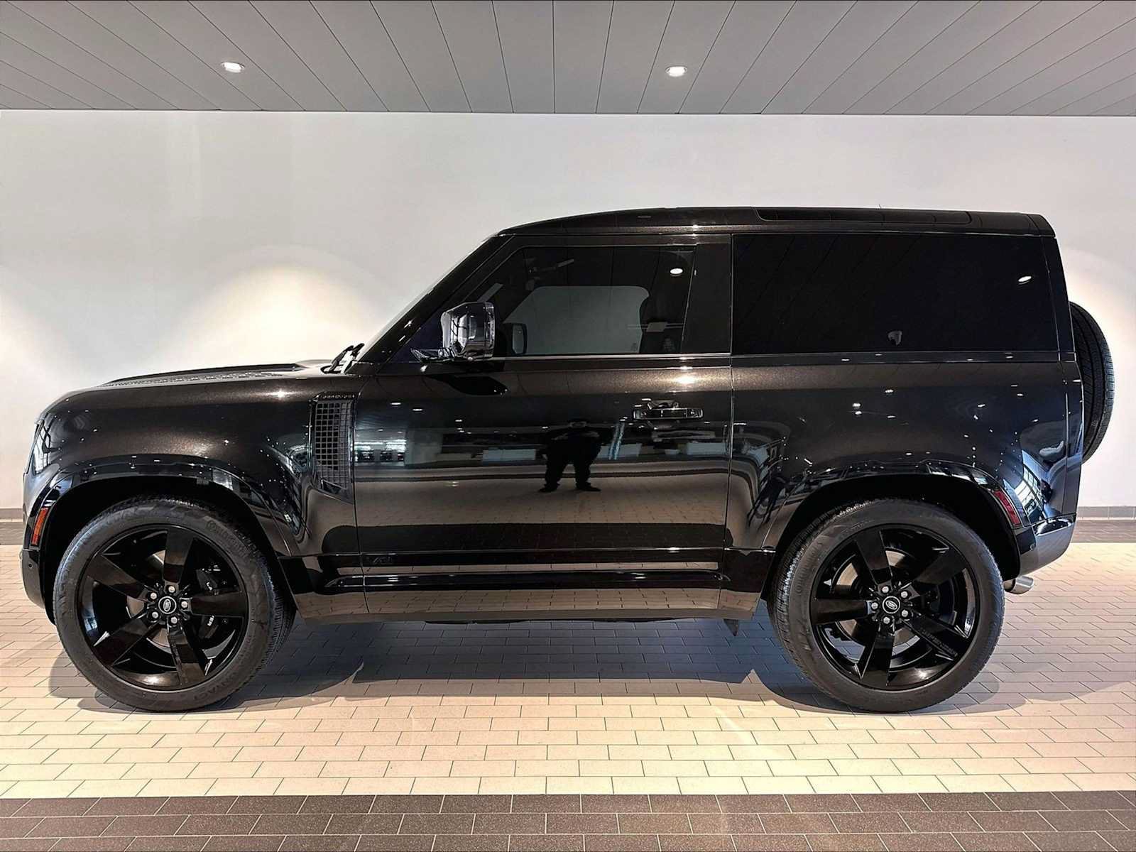 Used 2023 Land Rover Defender 90 V8 AWD/4WD image 2