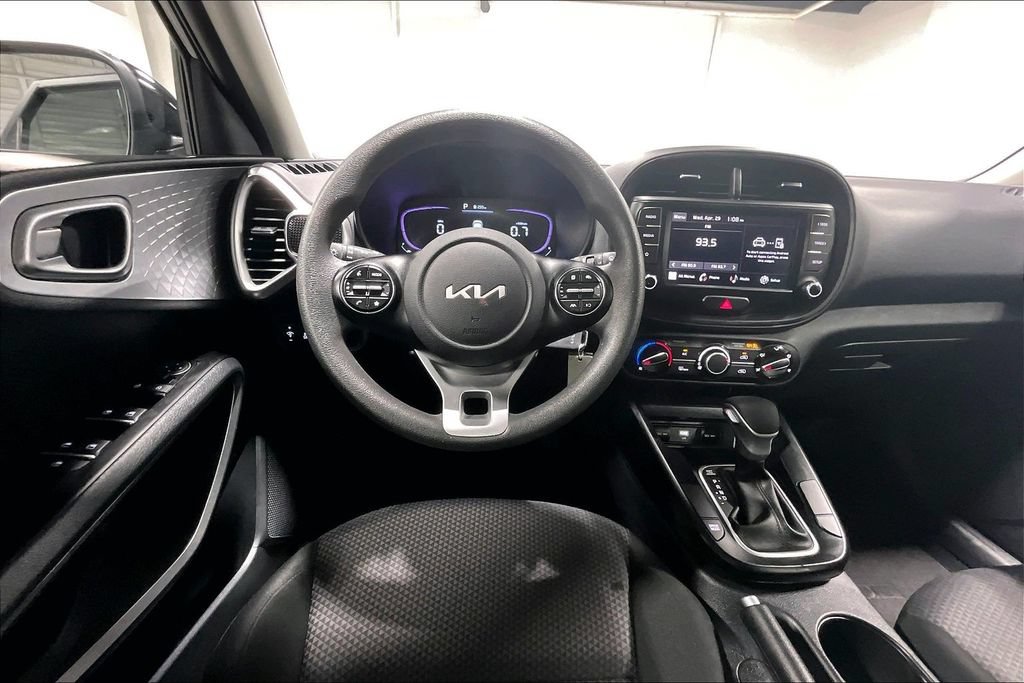 Used 2025 Kia Soul LX w/ LX Technology Package FWD image 6