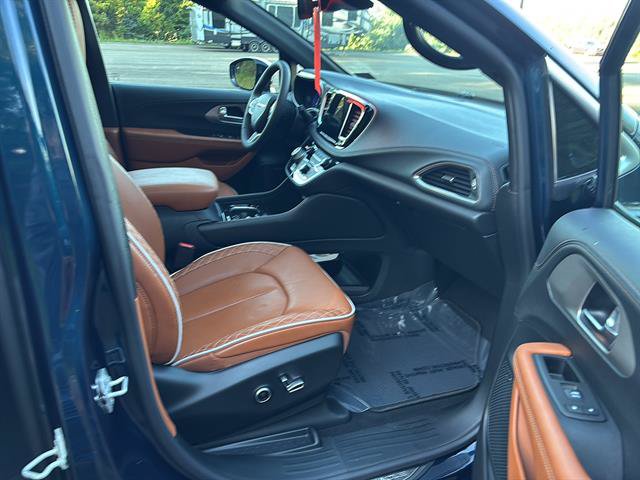Used 2025 Chrysler Pacifica Pinnacle AWD/4WD image 19