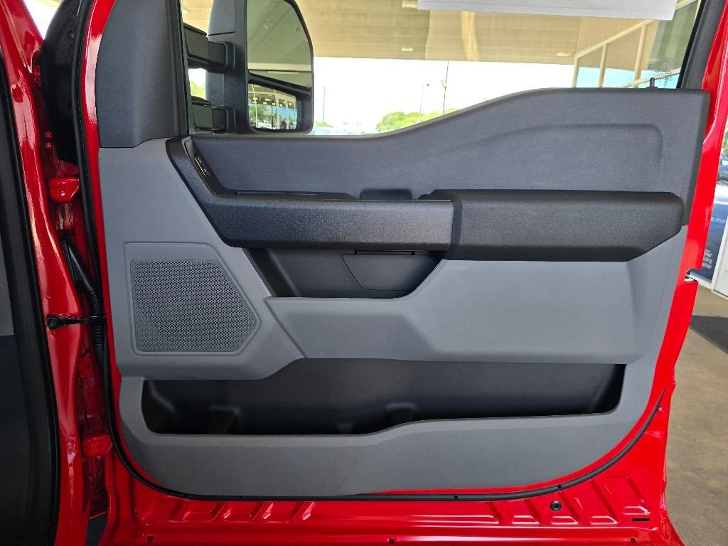 New 2025 Ford F550 4x4 Regular Cab Super Duty image 9