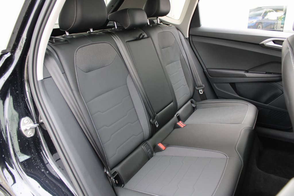 Certified 2025 Volkswagen Taos SE image 24