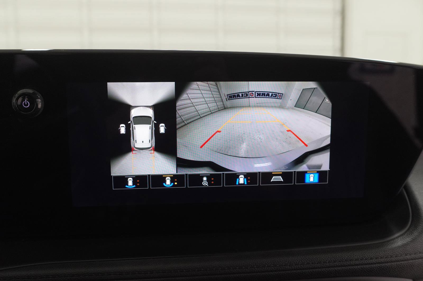 Used 2025 Buick Encore GX Avenir w/ Avenir Technology Package FWD image 33