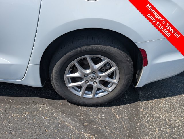 Used 2024 Chrysler Pacifica Touring-L FWD image 16