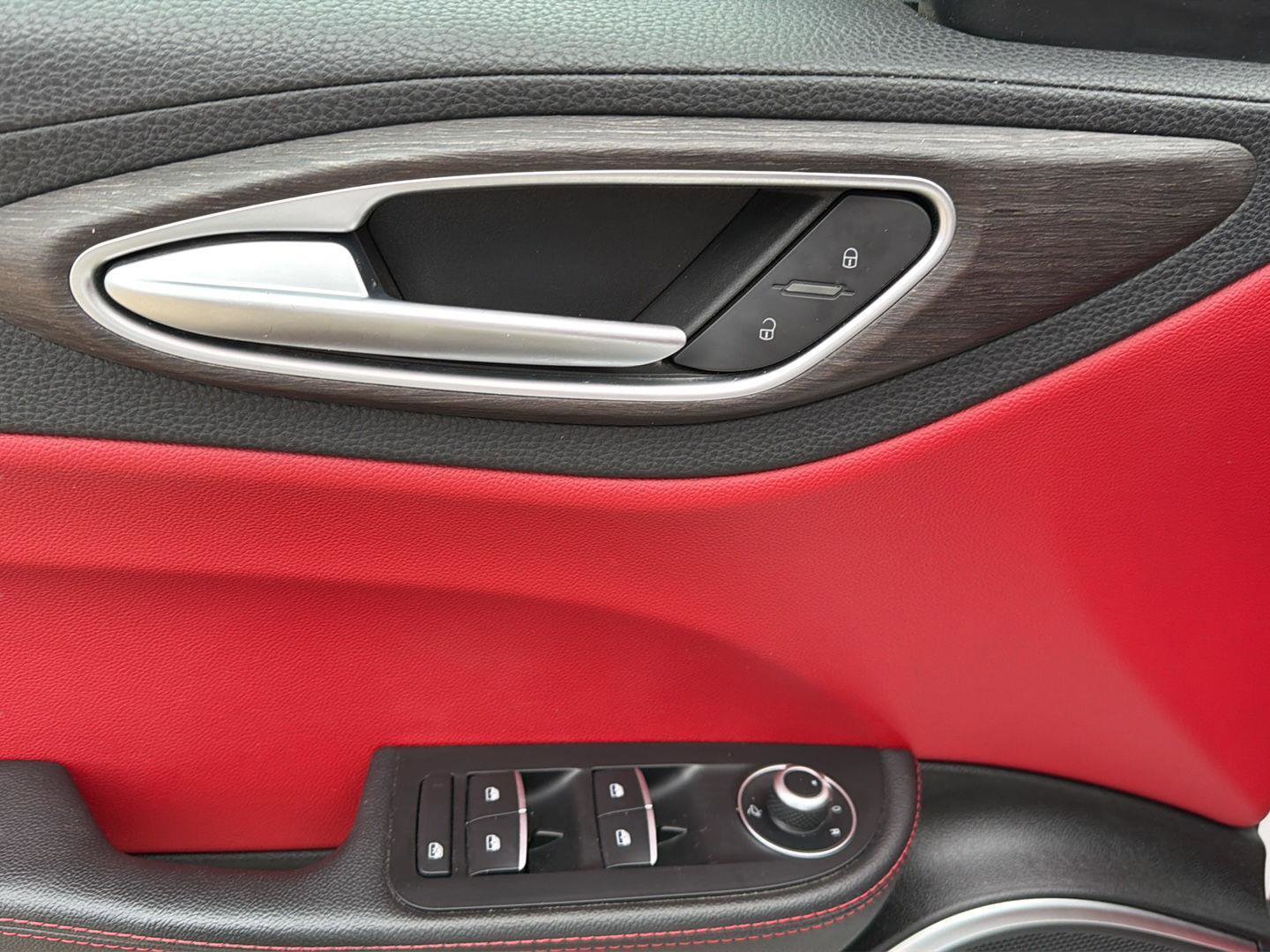 Used 2021 Alfa Romeo Giulia Ti w/ Nero Edizione image 10