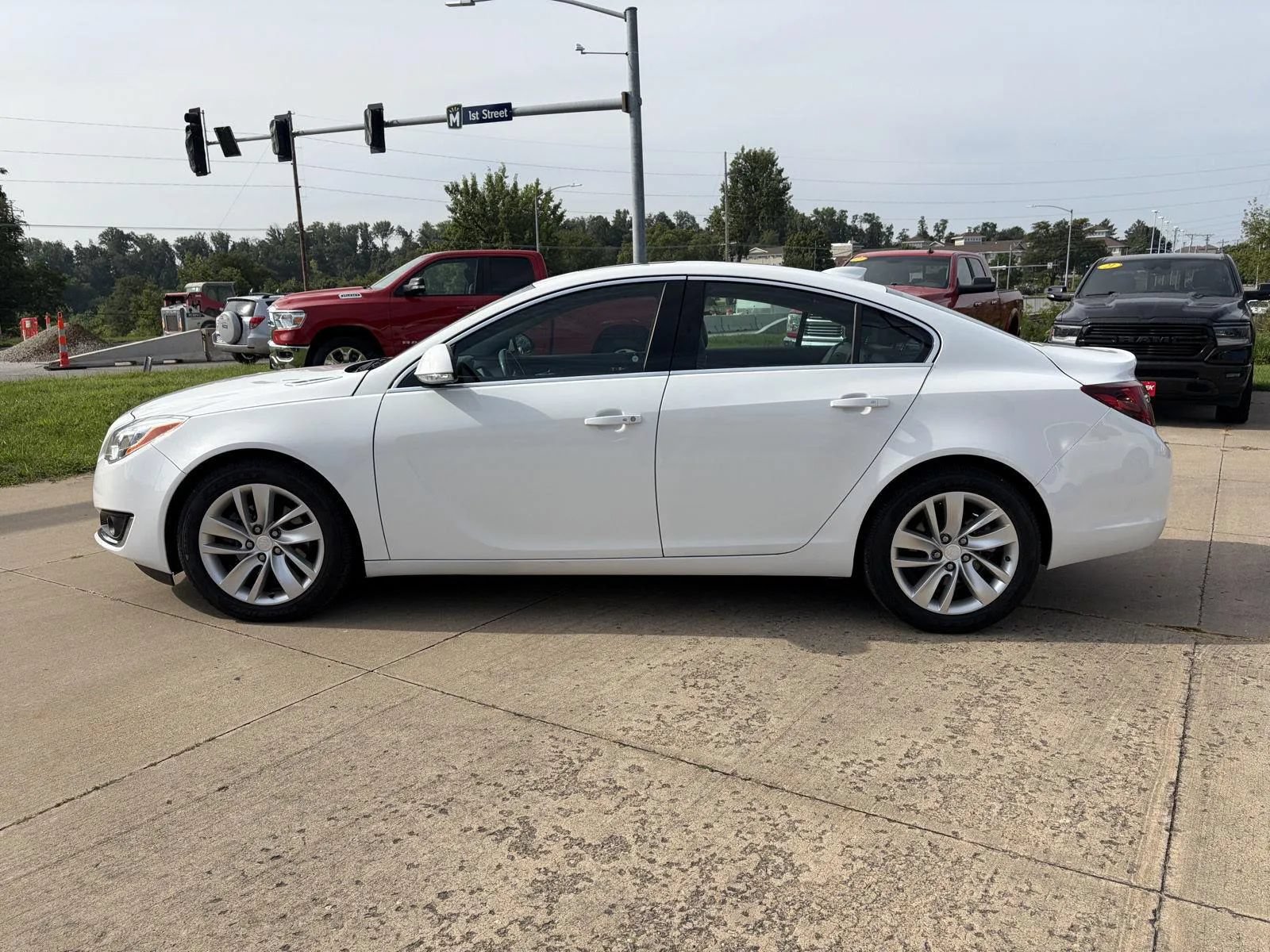 Used 2017 Buick Regal Premium FWD image 5