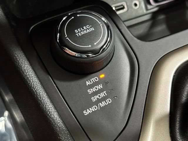 Used 2018 Jeep Cherokee Latitude w/ Safety Group AWD/4WD image 18
