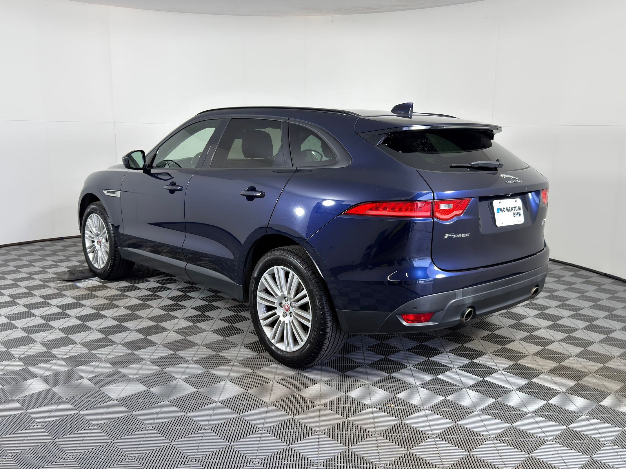 Used 2017 Jaguar F-PACE Premium image 3