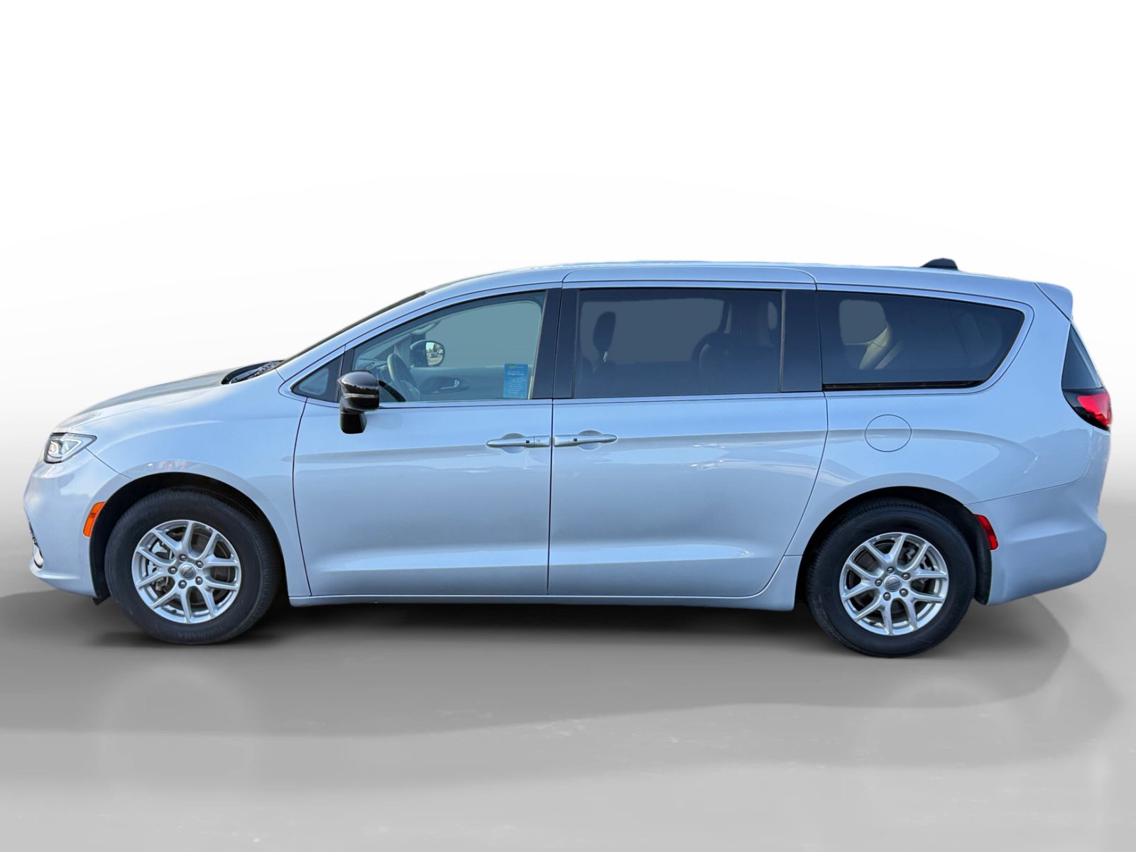 Used 2024 Chrysler Pacifica Touring-L image 2