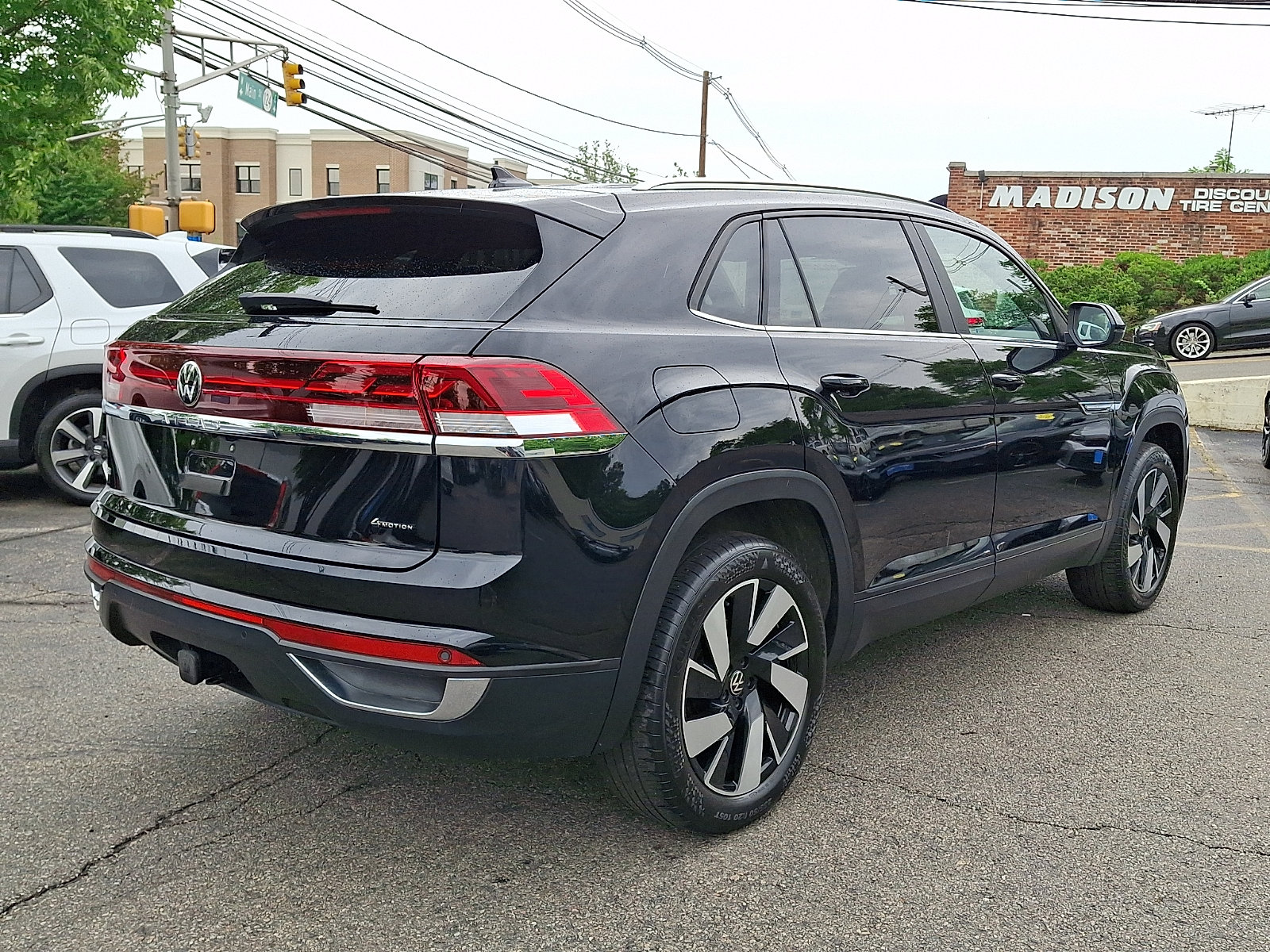Used 2024 Volkswagen Atlas Cross Sport SE AWD/4WD image 4
