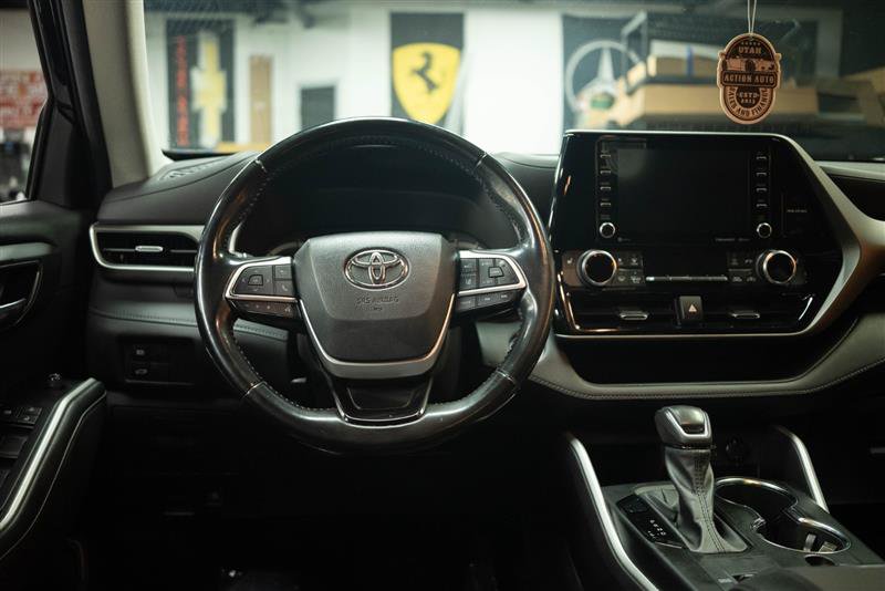 Used 2022 Toyota Highlander XLE FWD image 18