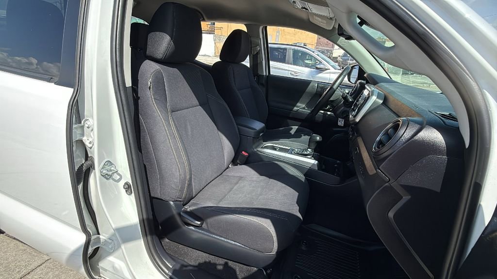 Used 2021 Toyota Tacoma SR5 w/ Trail Edition image 40