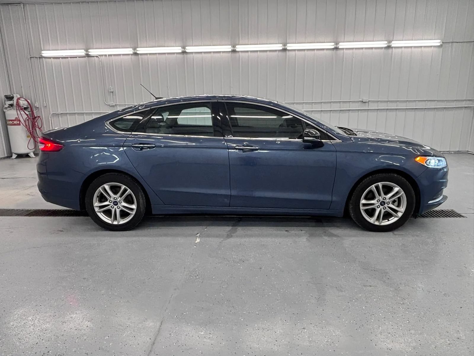 Used 2018 Ford Fusion SE w/ Fusion SE Technology Package FWD image 2
