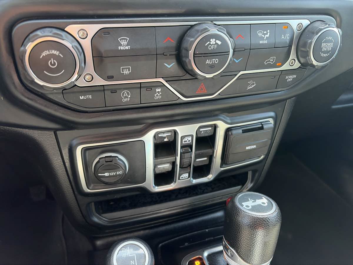 Used 2019 Jeep Wrangler Unlimited Sahara AWD/4WD image 40