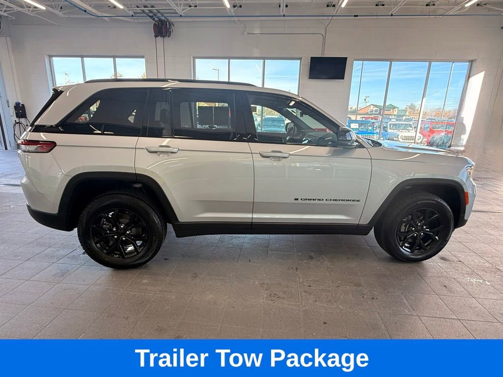 Used 2025 Jeep Grand Cherokee Altitude AWD/4WD image 8