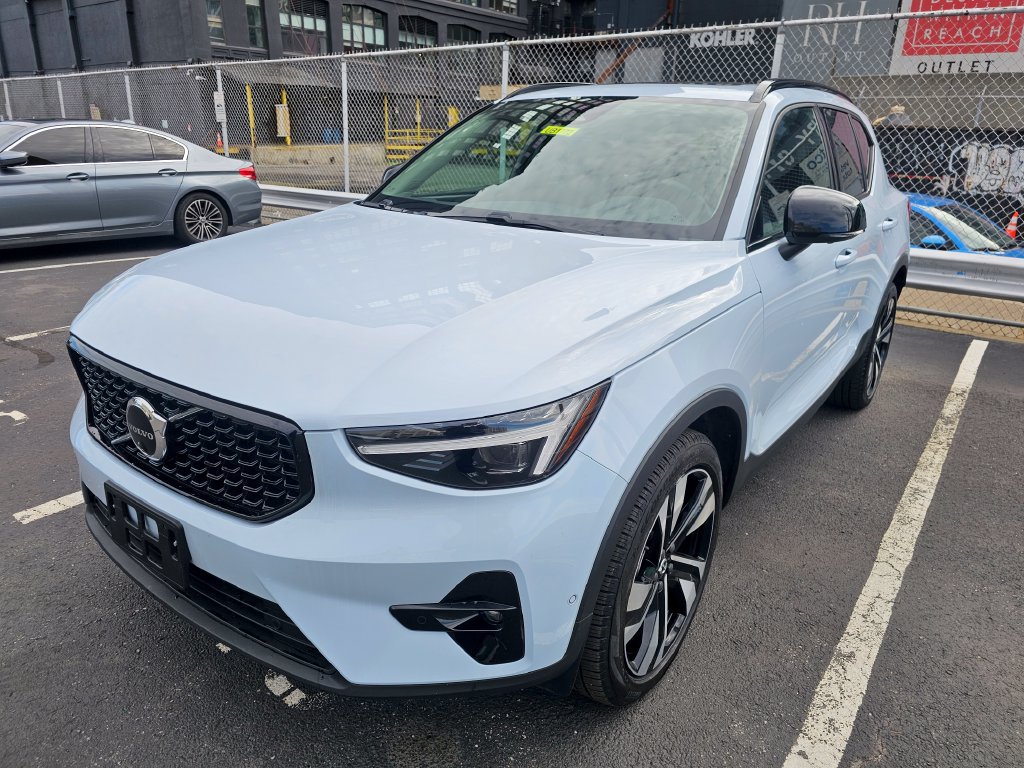 Certified 2025 Volvo XC40 B5 Ultra AWD/4WD image 24