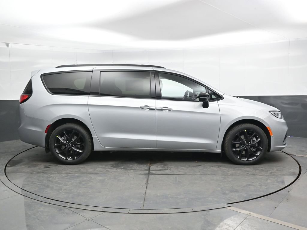 New 2026 Chrysler Pacifica Select w/ S Appearance Package AWD/4WD image 3