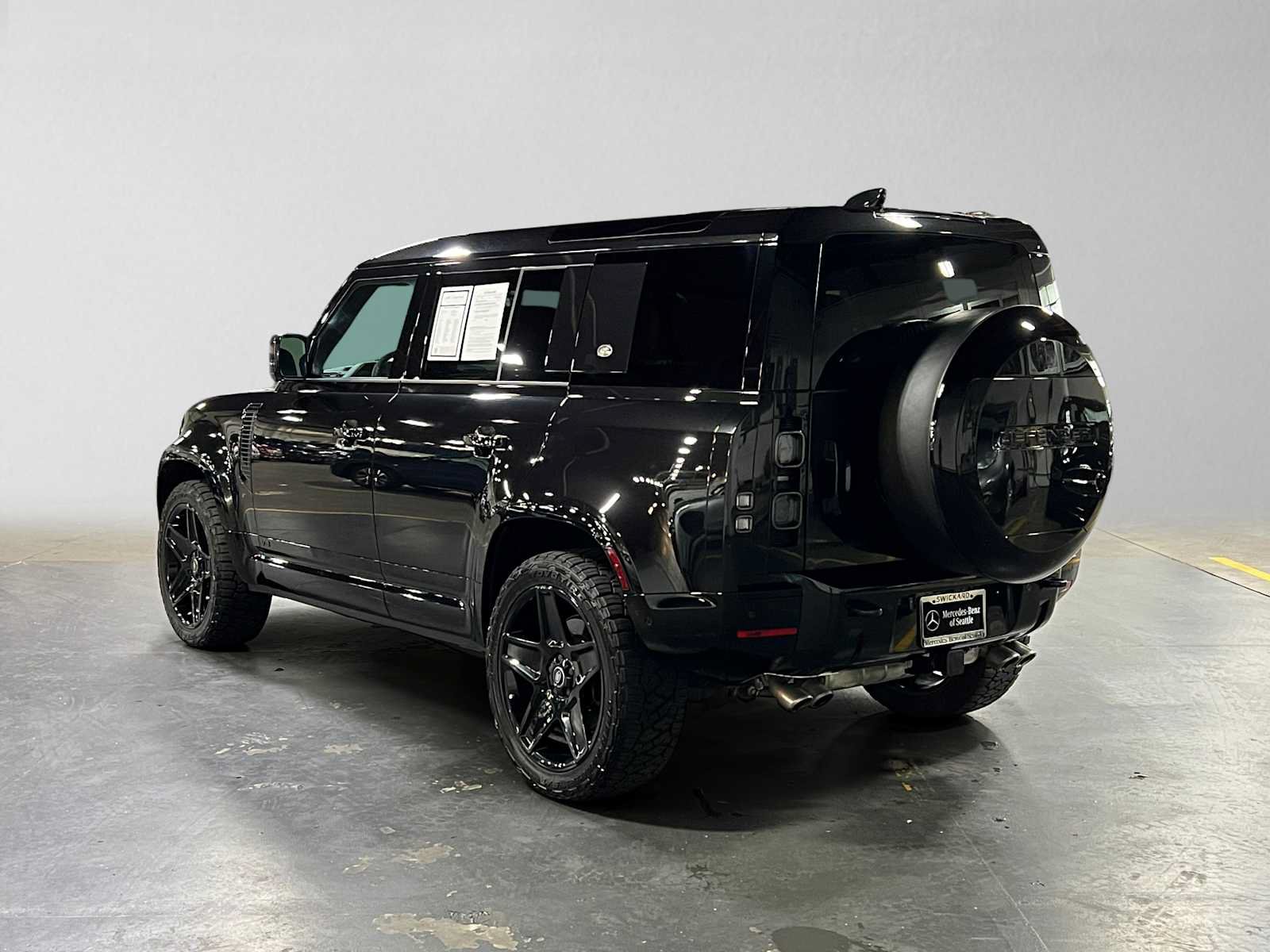 Used 2024 Land Rover Defender 110 V8 AWD/4WD image 5