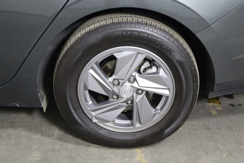 Used 2025 Hyundai Elantra SE FWD image 38