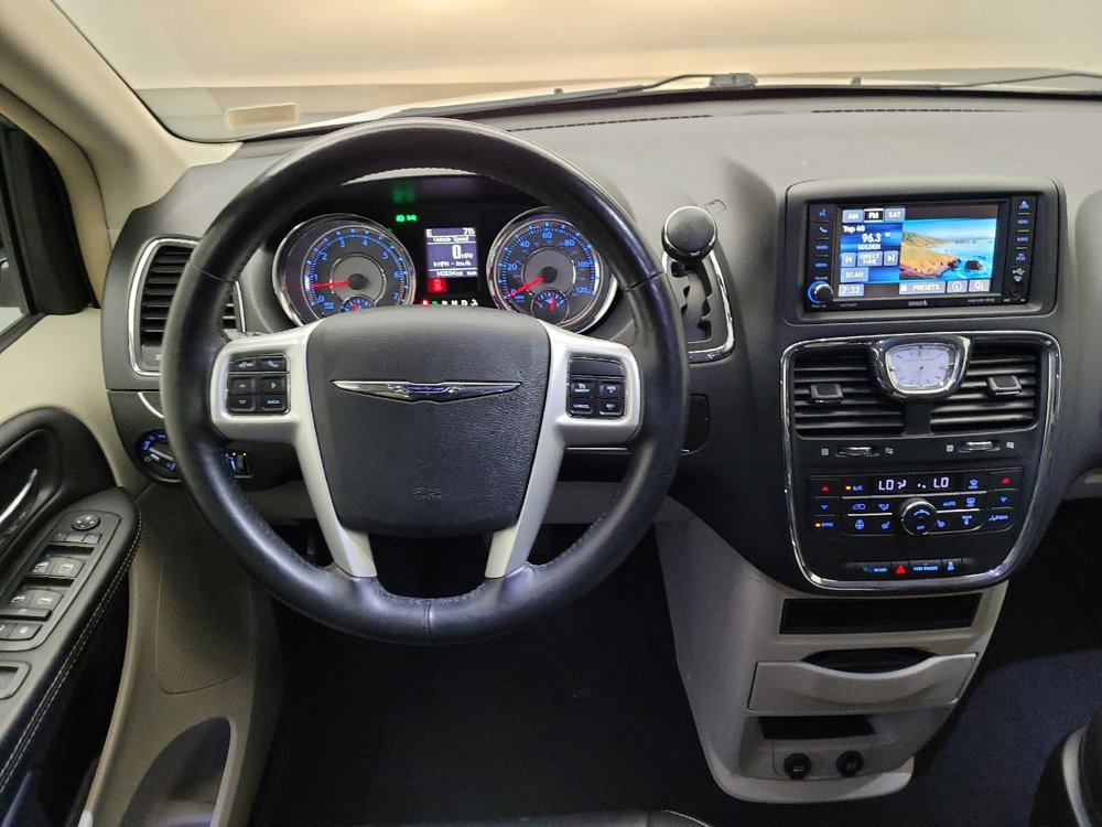 Used 2016 Chrysler Town & Country Touring w/ Driver Convenience Group FWD image 22