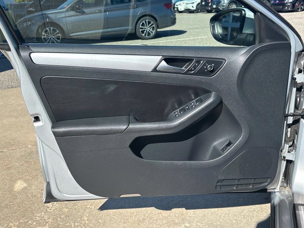Used 2012 Volkswagen Jetta GLI FWD image 12