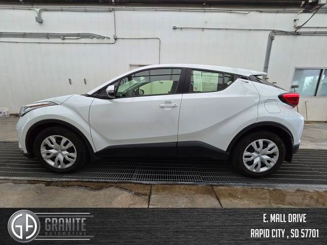 Used 2022 Toyota C-HR XLE video 2