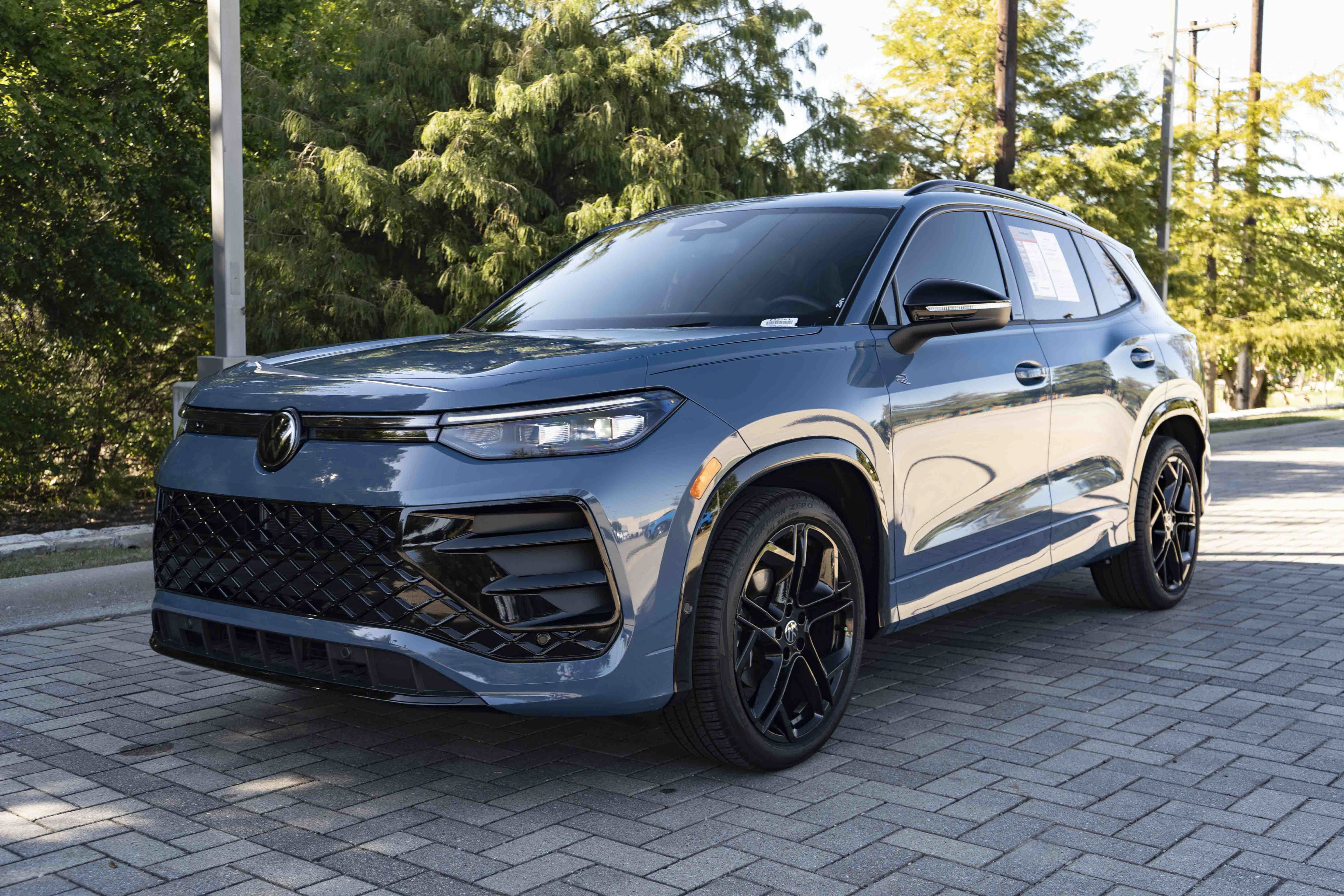 Certified 2026 Volkswagen Tiguan SE R-Line FWD image 4