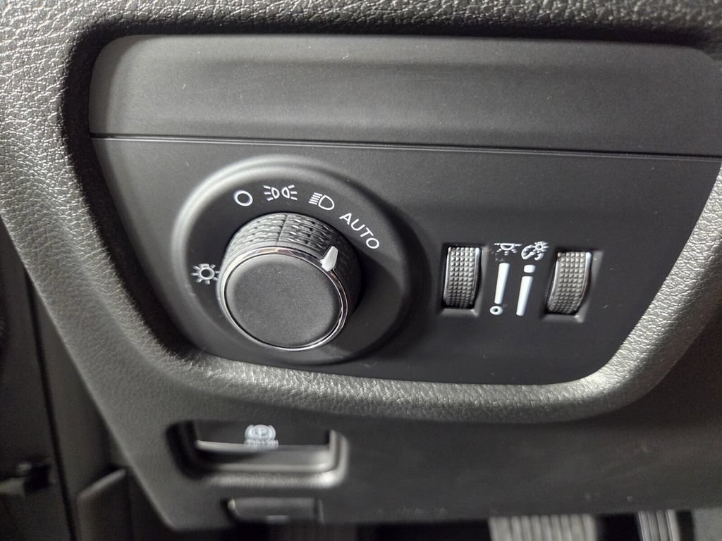 Used 2026 Jeep Grand Cherokee Altitude RWD image 18