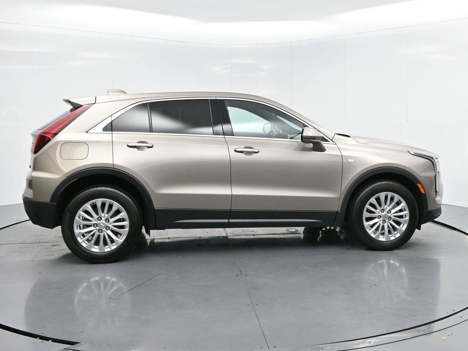 Certified 2024 Cadillac XT4 Luxury w/ Cold Weather Package FWD image 8