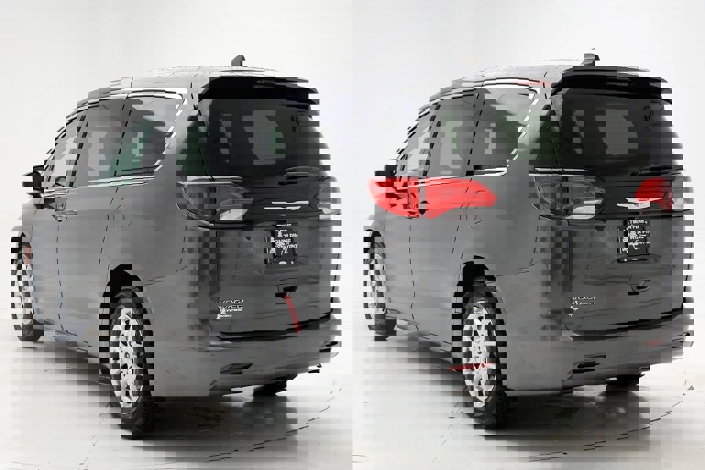 Used 2023 Chrysler Voyager LX image 6