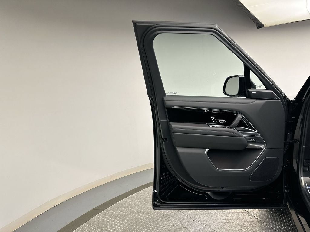 Certified 2025 Land Rover Range Rover SE AWD/4WD image 9