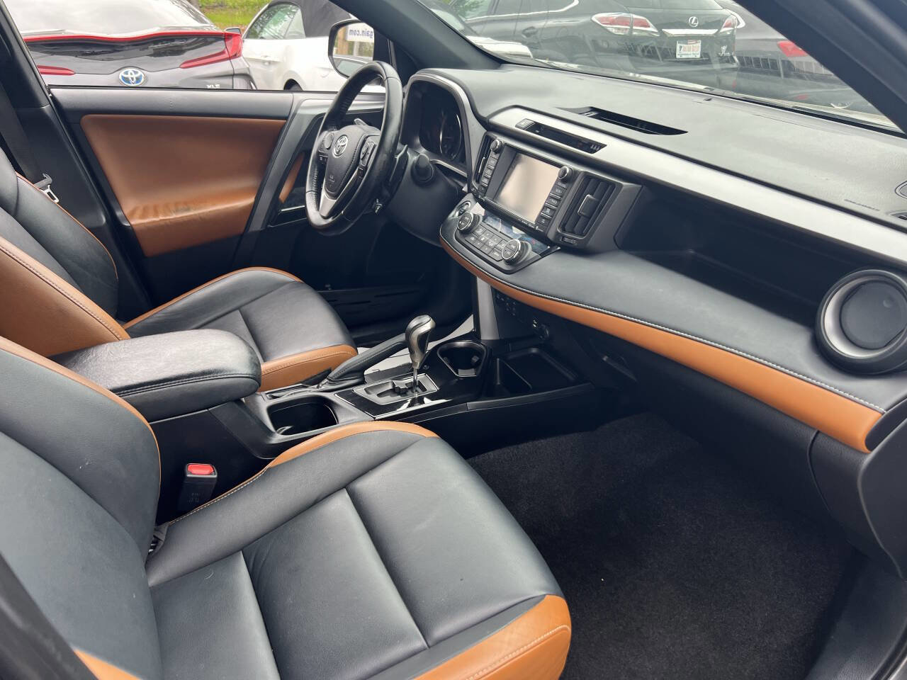 Used 2017 Toyota RAV4 SE image 16