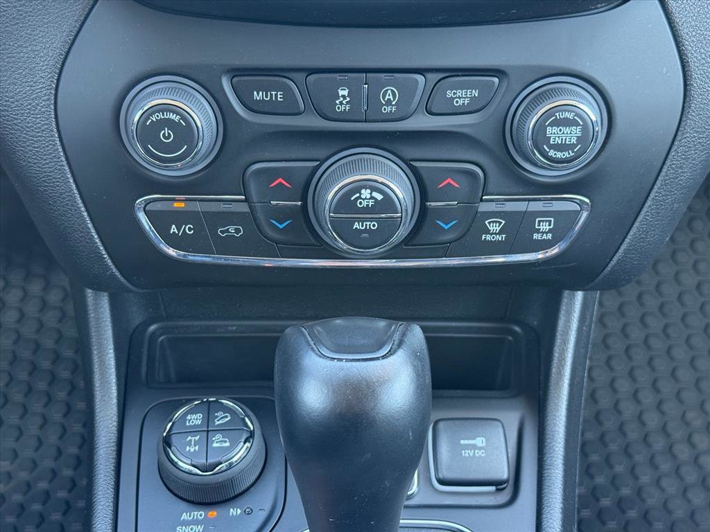Used 2022 Jeep Cherokee Trailhawk w/ Trailer Tow Group AWD/4WD image 15