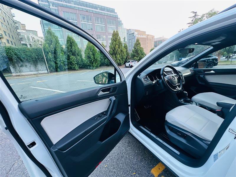 Used 2021 Volkswagen Tiguan SE R-Line image 33