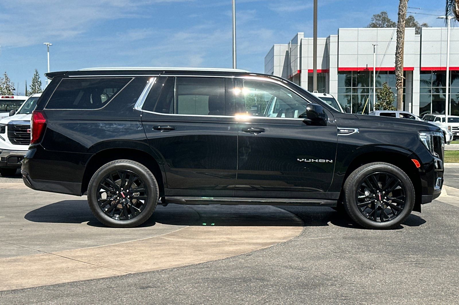 Used 2024 GMC Yukon SLE RWD image 3