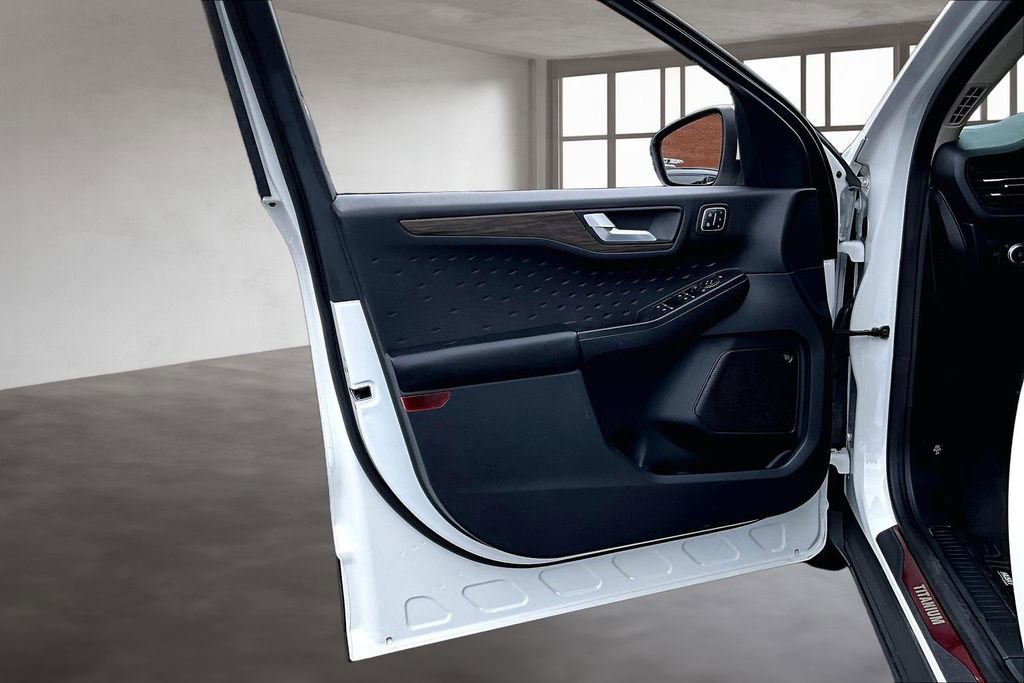 Used 2020 Ford Escape Titanium w/ Titanium Premium Package 2.0 image 23