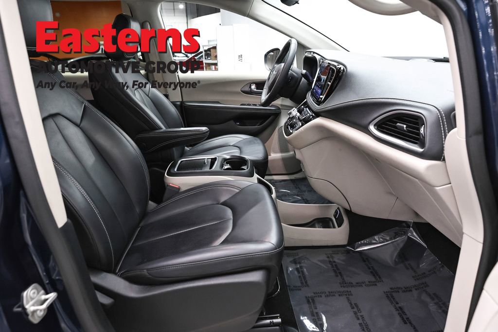 Used 2023 Chrysler Pacifica Touring-L FWD image 25