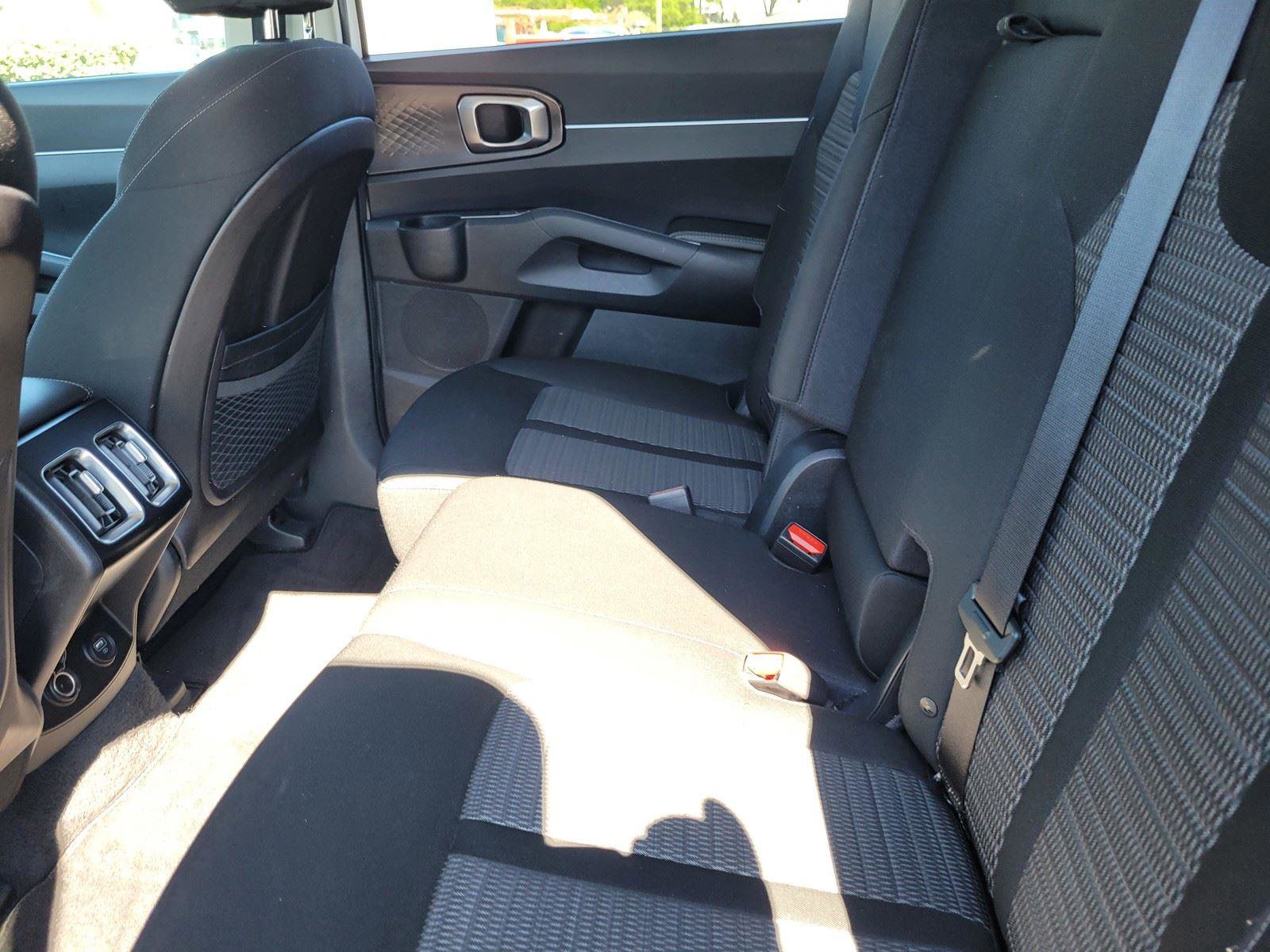 Used 2022 Kia Sorento LX image 19