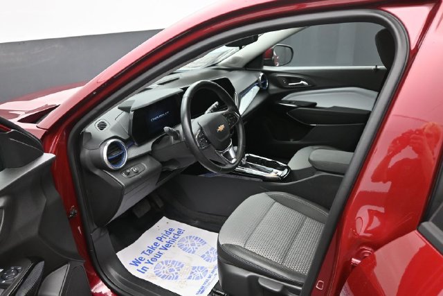 Used 2024 Chevrolet Trax LT w/ Sunroof Package FWD image 9