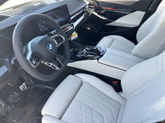 New 2026 BMW 550e xDrive w/ Premium Package AWD/4WD image 18