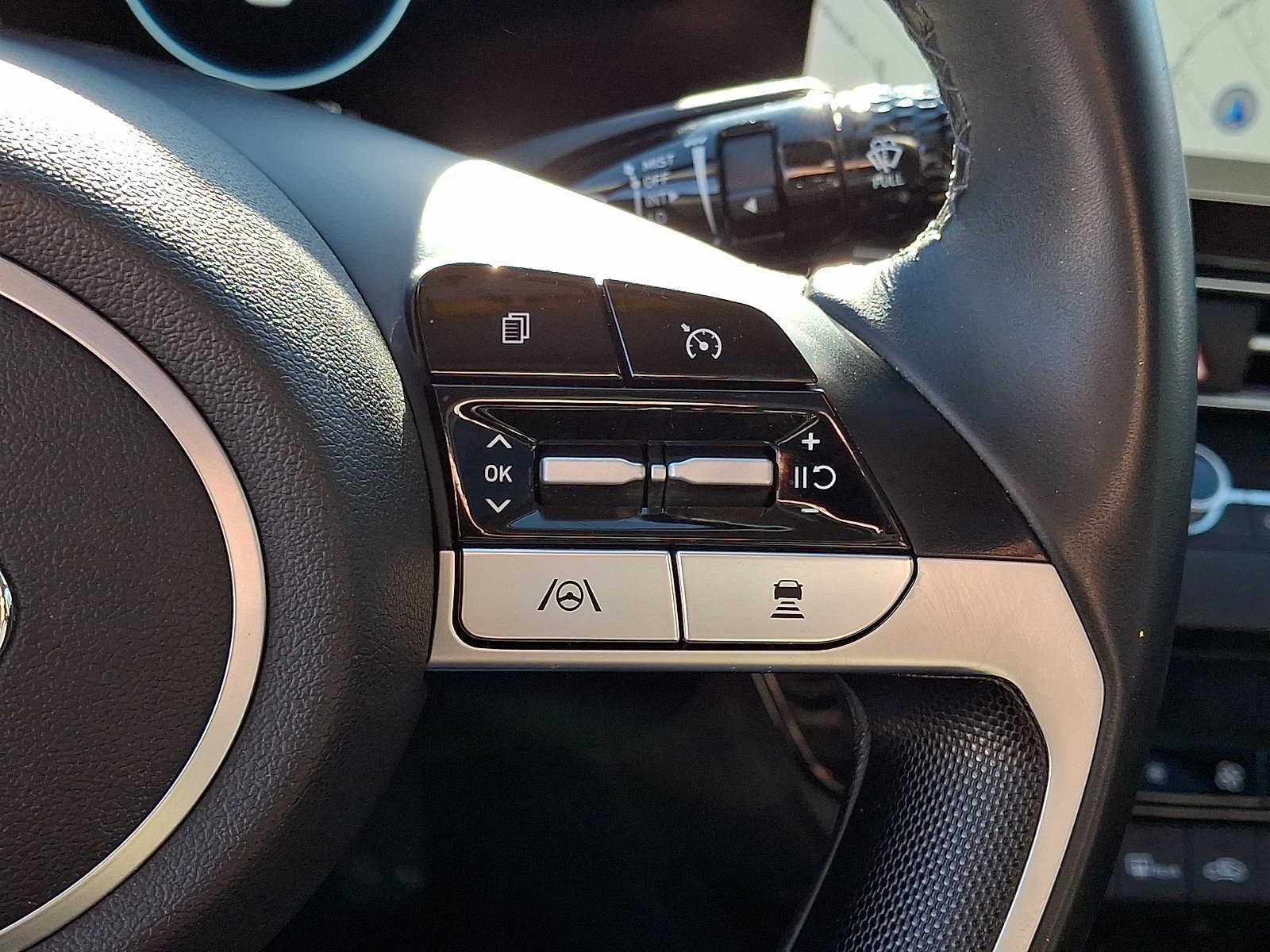 Used 2022 Hyundai Elantra Limited w/ Preferred Accessory Package FWD image 24
