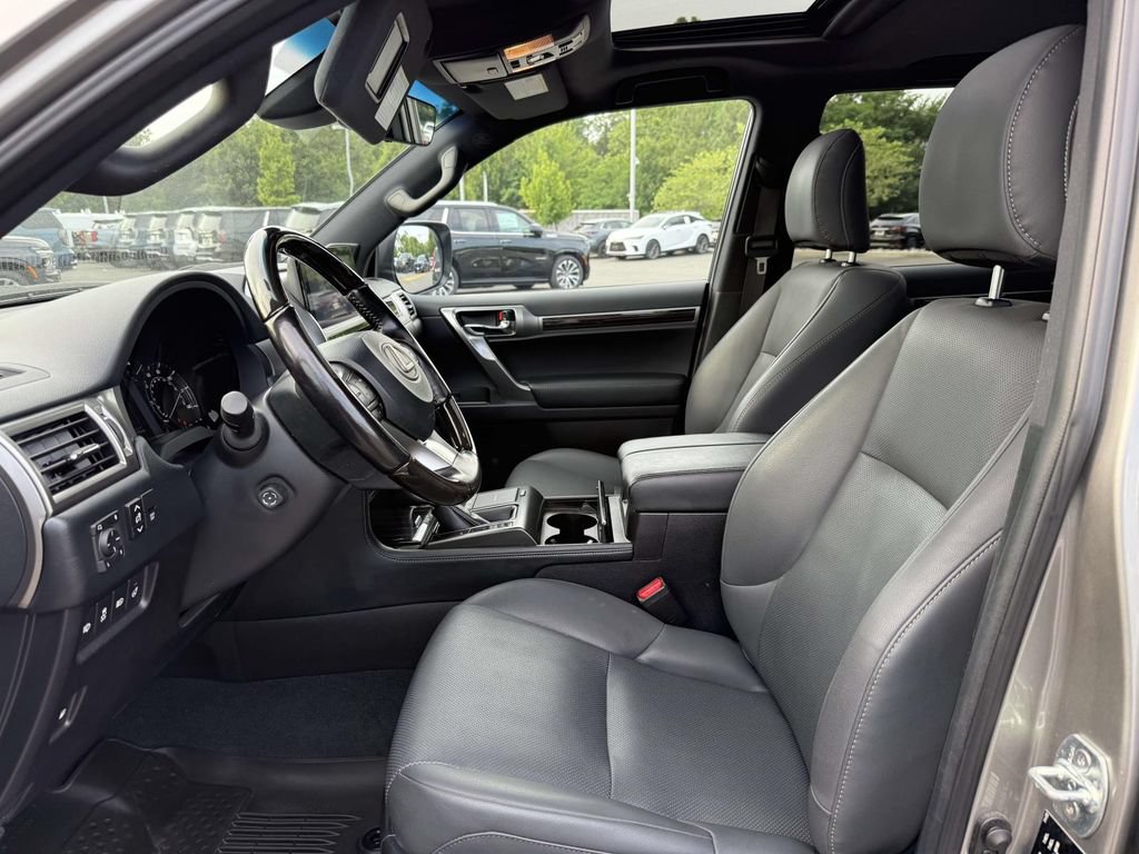 Used 2023 Lexus GX 460 Premium w/ Accessory Package AWD/4WD image 13